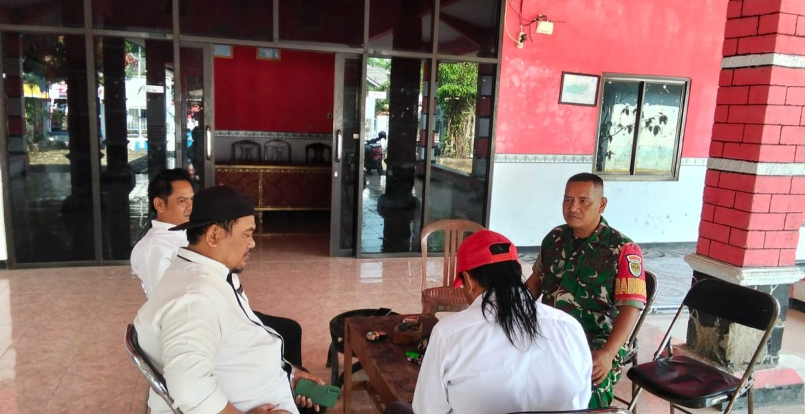 Babinsa Koramil 1603 Lohbener Indramayu Melakukan Kegiatan Komsos Bersama Masyarakat Desa Linggajati 