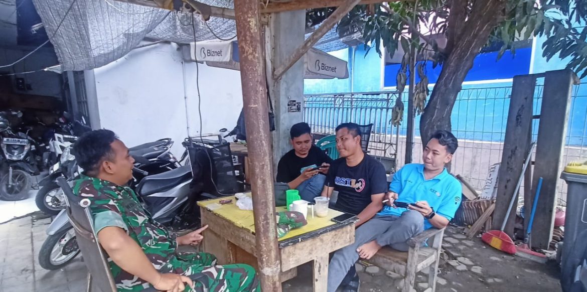 Babinsa Koramil 1611 Losarang Indramayu Melakukan Komsos Bersama pemuda karang taruna Desa Jangga