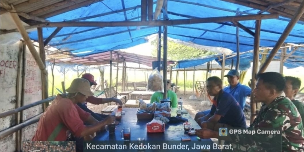 Babinsa Koramil 1608 Karangampel Indramayu Melakukan Komsos Bersama Kelompok Tani Sri Darma Loka Blok Tambak