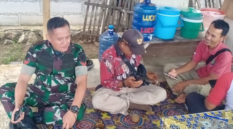 Anggota Koramil 1609 Juntinyuat Indramayu Melakukan Komsos Bersama Masyarakat Segeran Kidul