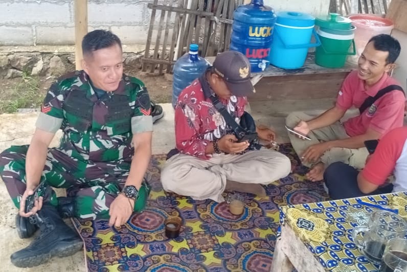 Babinsa Koramil 1605 Sukagumiwang Indramayu Melakukan Komsos Babinsa Desa Tersana 
