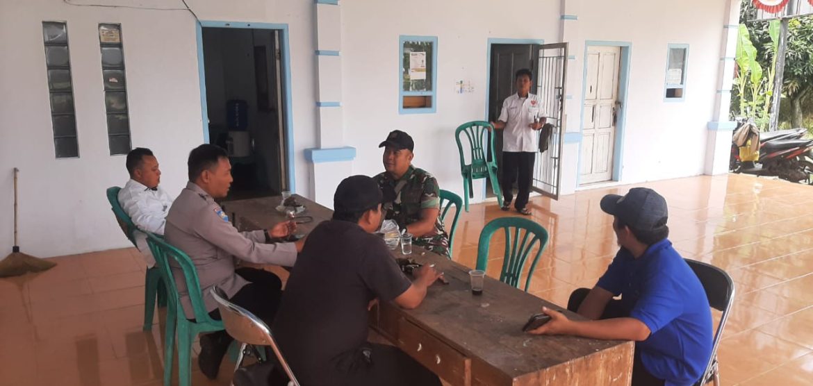 Anggota Koramil 1604 Jatibarang Indramayu Melakukan Komsos Bersama Masyarakat Desa Krasak 