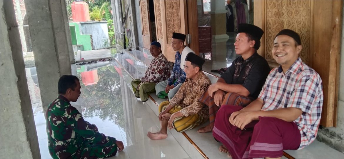 Babinsa Koramil 1602 Sindang Indramayu Komsos Dengan Jama’ah Masjid AT-Thohirul Anwar Desa Panyingkiran Kidul 