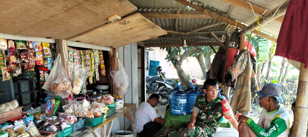 Anggota Koramil 1609 Juntinyuat Indramayu Lakukan komsos bersama masyarakat desa Juntikebon