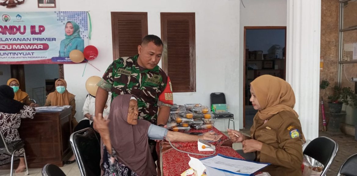 Babinsa Koramil 1609 Juntinyuat Indramayu Melakukan monitoring Giat posyandu di balai desa Juntinyuat tentang program ILP(integrasi layanan primer) bersama puskesmas juntinyuat