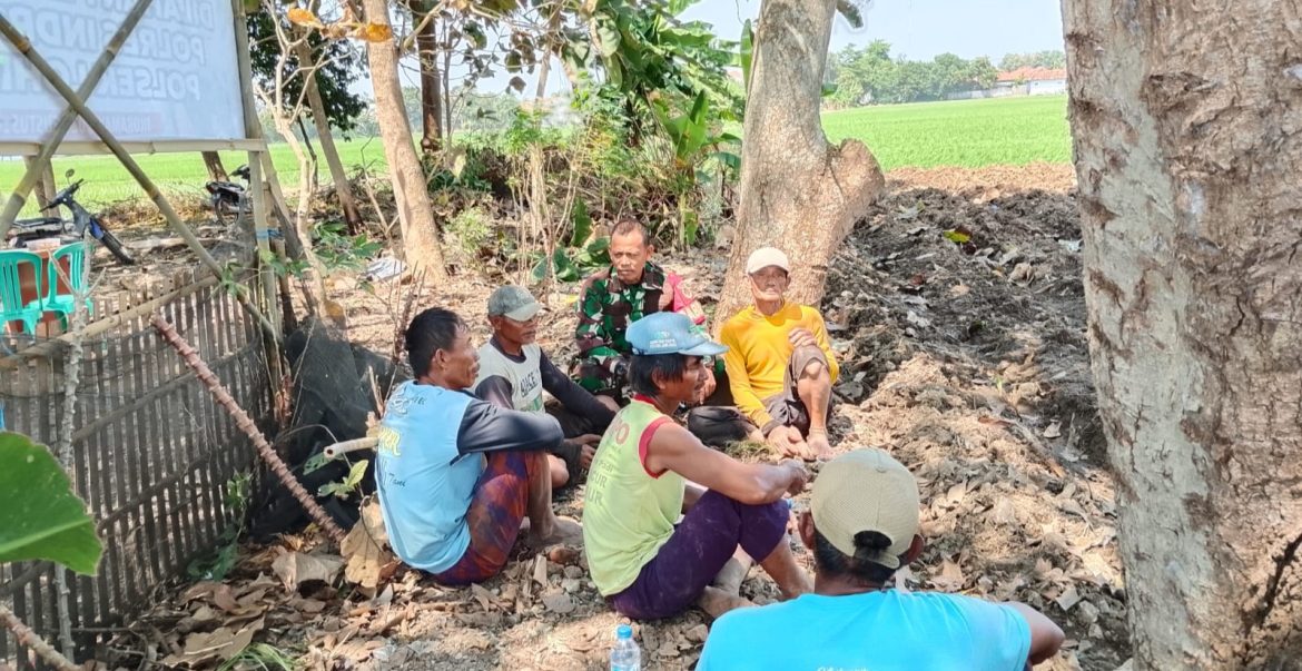 Babinsa Koramil 1603 Lohbener Indramayu Melakukan Komsos bersama Masyarakat, di Blok Cangkring Desa Lohbener 