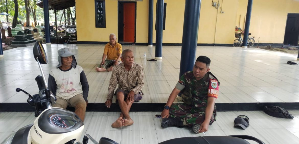 Babinsa Koramil 1608 Karangampel Indramayu Melakukan Komsos dengan warga desa Jayawinangun