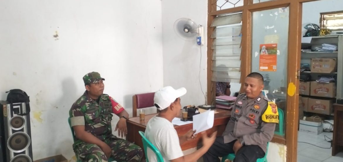 Babinsa Koramil 1611 Losarang Indramayu Melakukan Komsos Bersama TNI-POLRI di Kantor Desa Jumbleng