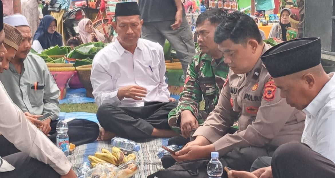Babinsa Koramil 1604 Jatibarang Indramayu Hadiri Acara Do’a Bersama Rabu Wekasan Desa Lobener 
