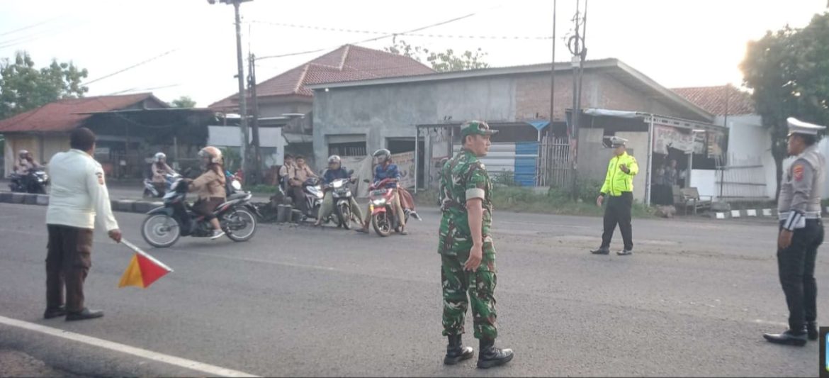 Cegah Laka Lantas di Wilayah Koramil 1605 Sukagumiwang Indramayu Babinsa Membantu Menyeberangkan Anak Sekolah
