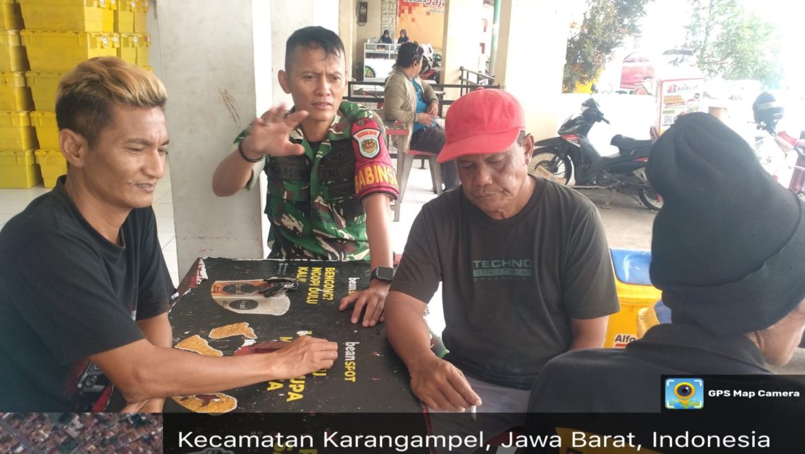 Memperat Tali Silaturahmi, Babinsa Koramil 1608 Karangampel Indramayu Melakukan Komsos Bersama Masyarakat 