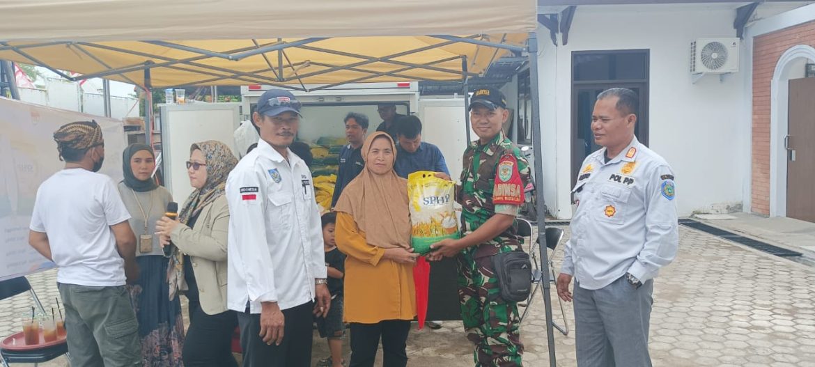 Jaga Stabilitas Harga Pangan, Personil Koramil 1603 Lohbener Indramayu Monitoring Gerakan Pangan Murah 