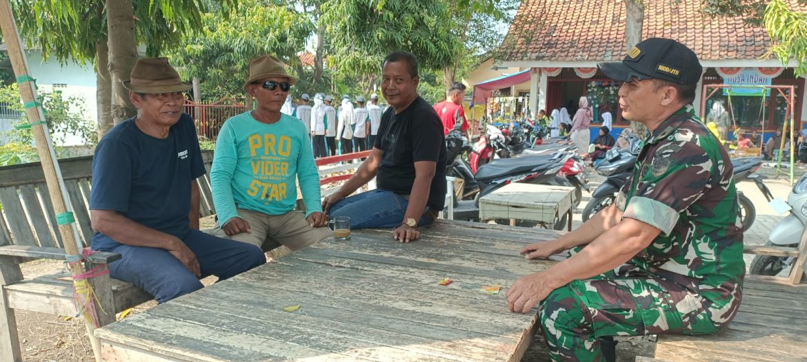 Personil Koramil 1609 Juntinyuat Indramayu Melakukan Anjangsana Bersama Warga RT 02 Juntikebon 