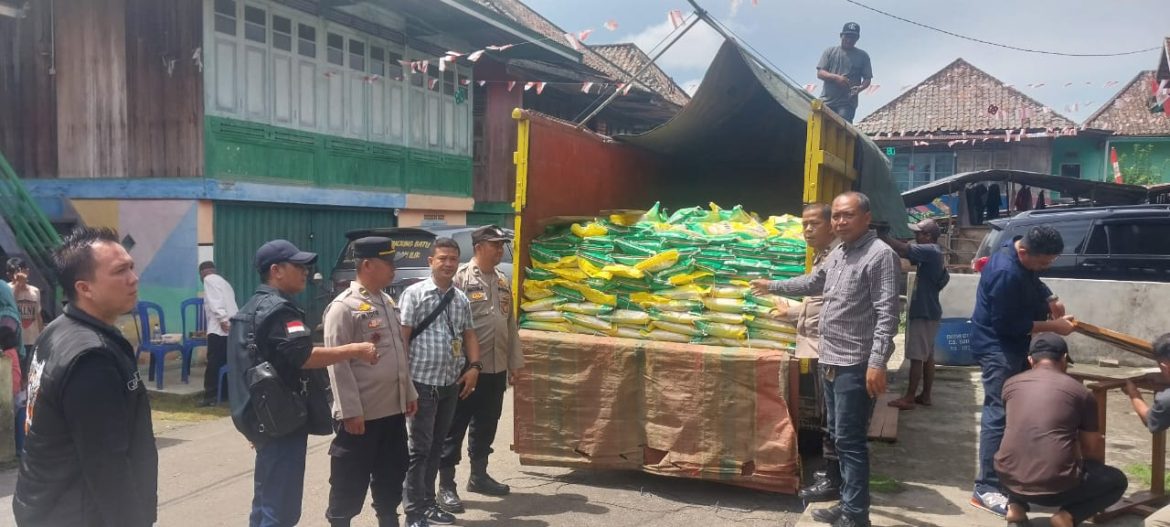 Polres Ogan Ilir Gelar Gerakan Pangan Murah, Salurkan 5 Ton Beras untuk Warga Desa Burai