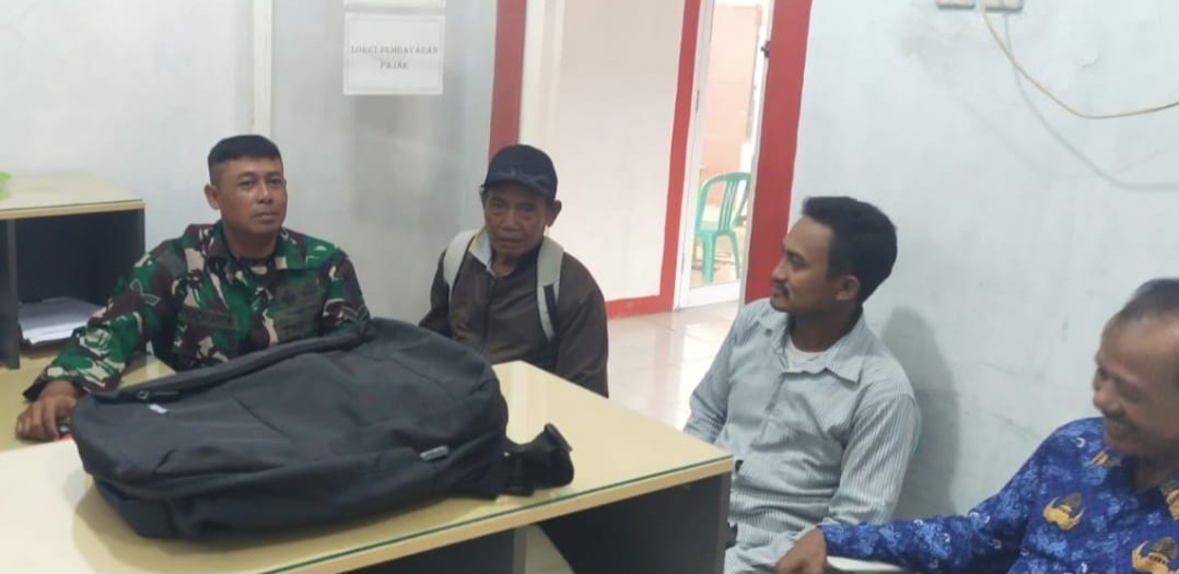 Babinsa Koramil 1608 Karangampel Indramayu Melakukan Komsos bersama Pamong desa Mundu ,membahas tentang kondusifitas wilayah