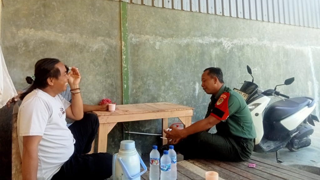 Babinsa Koramil 1603 Lohbener Indramayu Melakukan Komsos bersama Masyarakat desa Arahan lor 