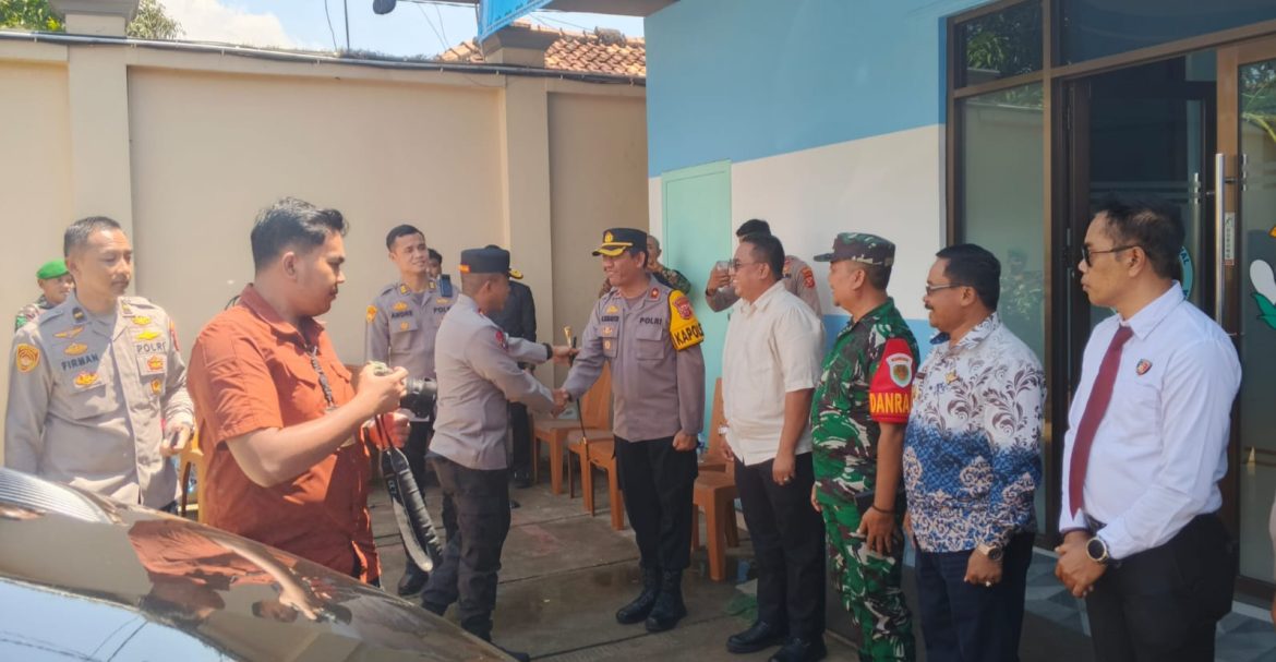 Danramil 1603 Lohbener Indramayu Hadiri Kunjungan Kapolda Jawa Barat Irjen Pol Rudi Setiawan, S.I.K. ,S.H., M.H di Satuan Pelayanan Pemenuhan Gizi (SPPG) di desa Larangan