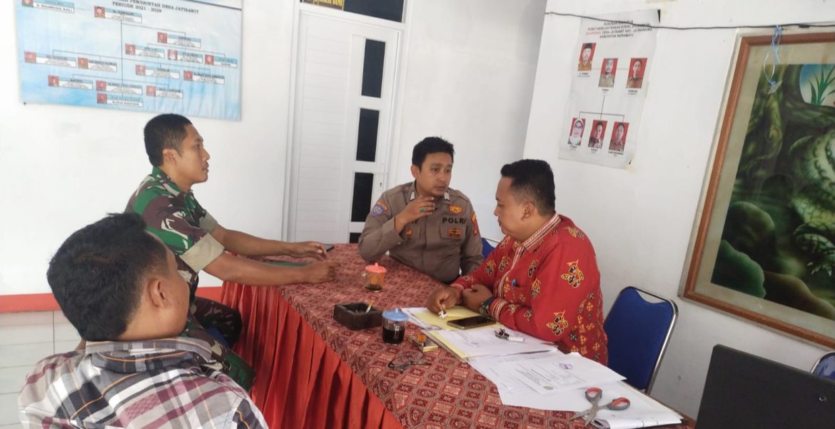 Anggota Koramil 1604 Jatibarang Indramayu Melakukan Puldata Desa Jatisawit 