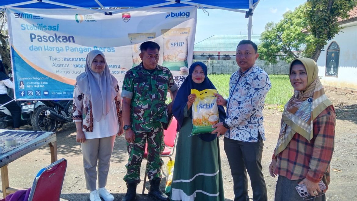 Anggota Koramil 1608 Karangampel Indramayu Lakukan Monitoring Gerakan Pangan Murah Dalam Rangka Menjaga Stabilitas Pasokan dan Harga Pangan