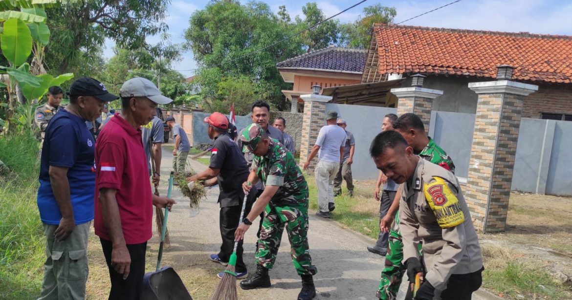 Danramil 1602 Sindang Indramayu Melakukan Kegiatan Jumat bersih di Desa Kenanga
