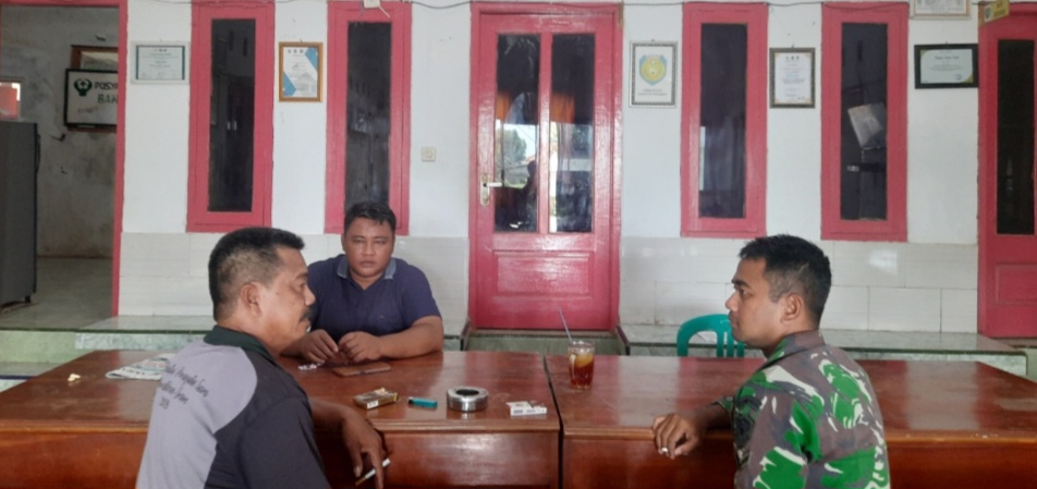 Babinsa Koramil 1602 Sindang Indramayu Melakukan Komsos Dengan Perangkat Desa Cemara