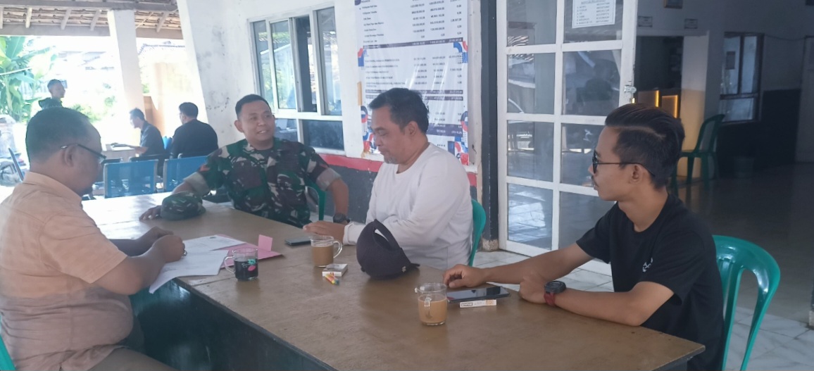 Babinsa Koramil 1611 Losarang Indramayu Melakukan Komsos Bersama Kuwu dan Masyarakat Desa Jangga 