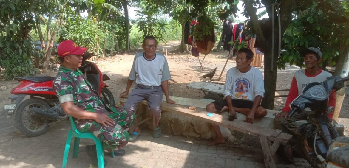 Babinsa Koramil 1605 Sukagumiwang Indramayu Melakukan Komsos Bersama Masyarakat Desa Sukawera