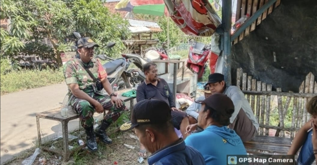Babinsa Koramil 1608 Karangampel Indramayu Melakukan Komsos bersama Warga desa binaan membahas tentang kondusifitas wilayah di Desa Pringgacala