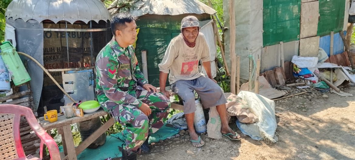 Anggota Koramil 1601 Indramayu Melakulan Komsos Bersama Masyarakat Desa Rawa Dalem 