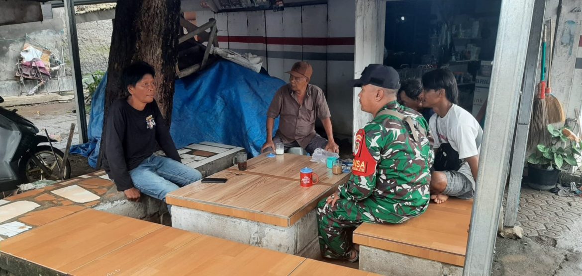 Anggota Koramil 1604 Jatibarang Indramayu Komsos Babinsa Bersama Masyarakat Desa Krasak