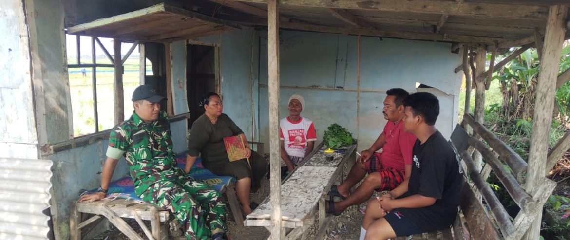 Babinsa Koramil 1608 Karangampel Indramayu Melakukan Komsos Bersama warga Desa Jayawinangun Blok Barat