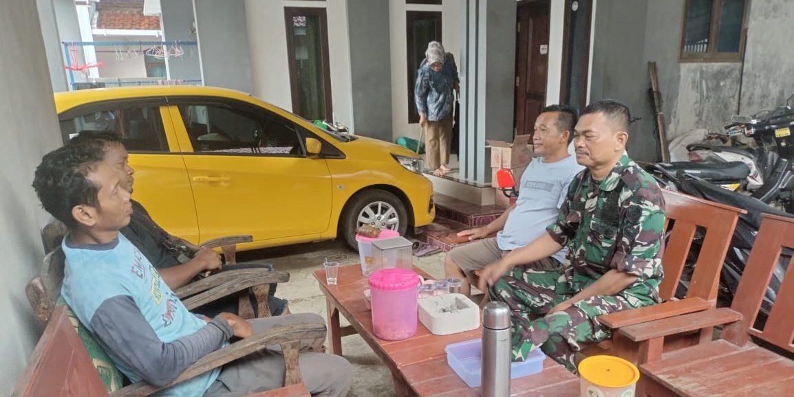 Babinsa Koramil 1605 Sukagumiwang Indramayu Melakukan Komsos Bersama Warga Blok Anyar Perbatasan Desa Lemah Ayu dan Jambe