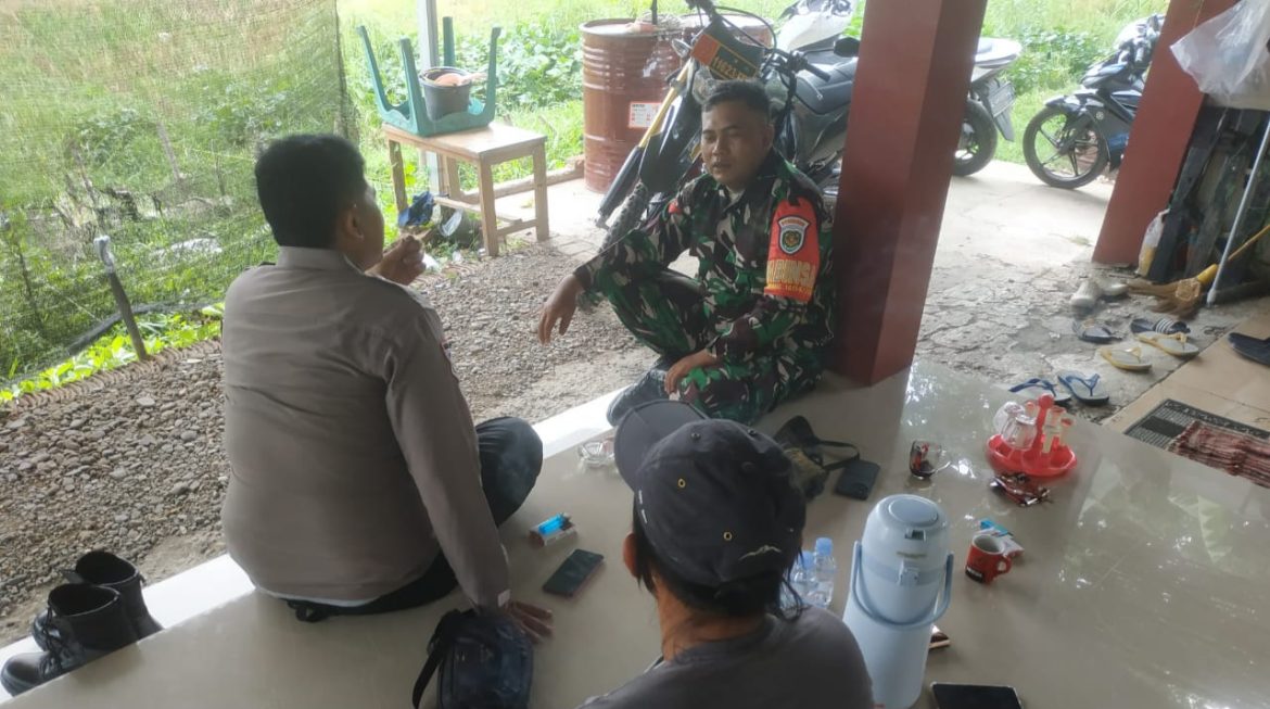 Anggota Koramil 1604 Jatibarang Indramayu Melakukan Komsos Bersama Masyarakat Desa Lobener Lor 