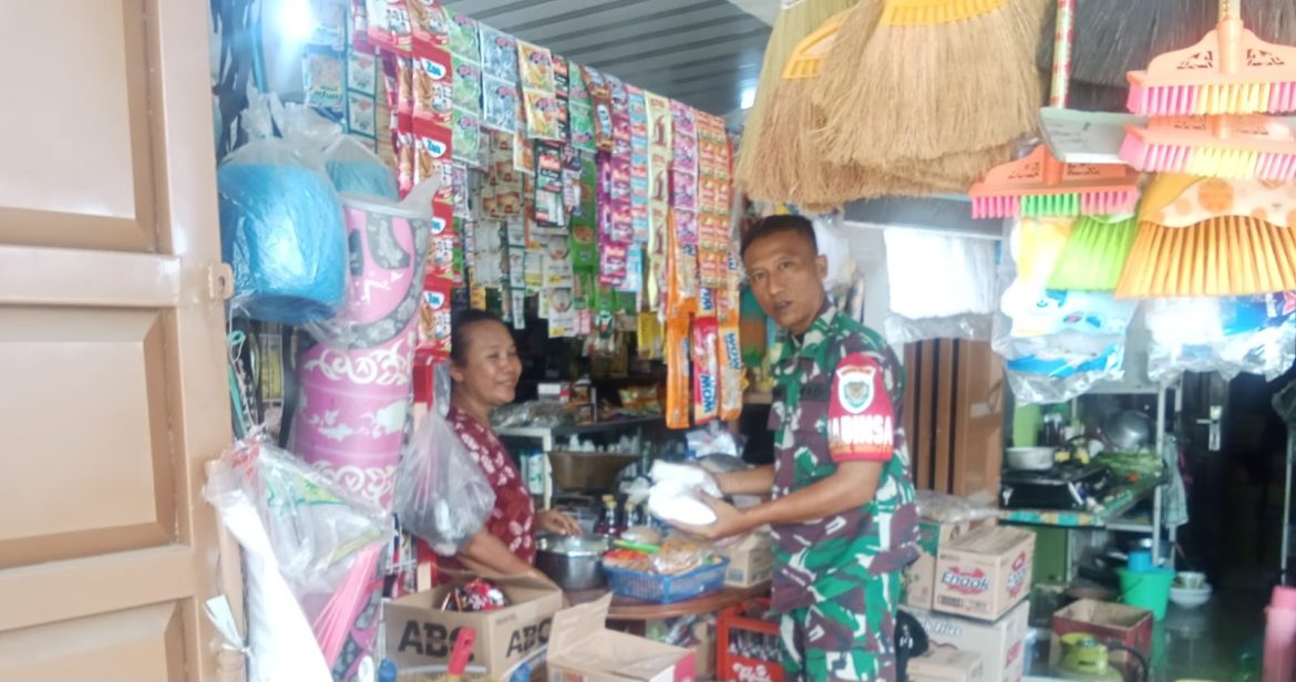 Babinsa Koramil 1609 Juntinyuat Indramayu Melakukan Monitoring Harga Sembako di Desa Juntiweden