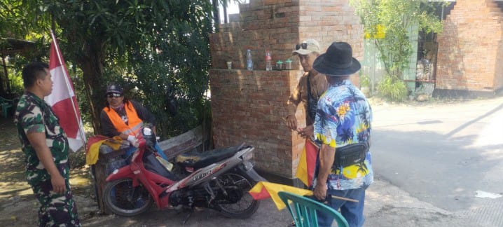 Anggota Koramil 1601 Indramayu Komsos Bersama Warga Desa Balongan