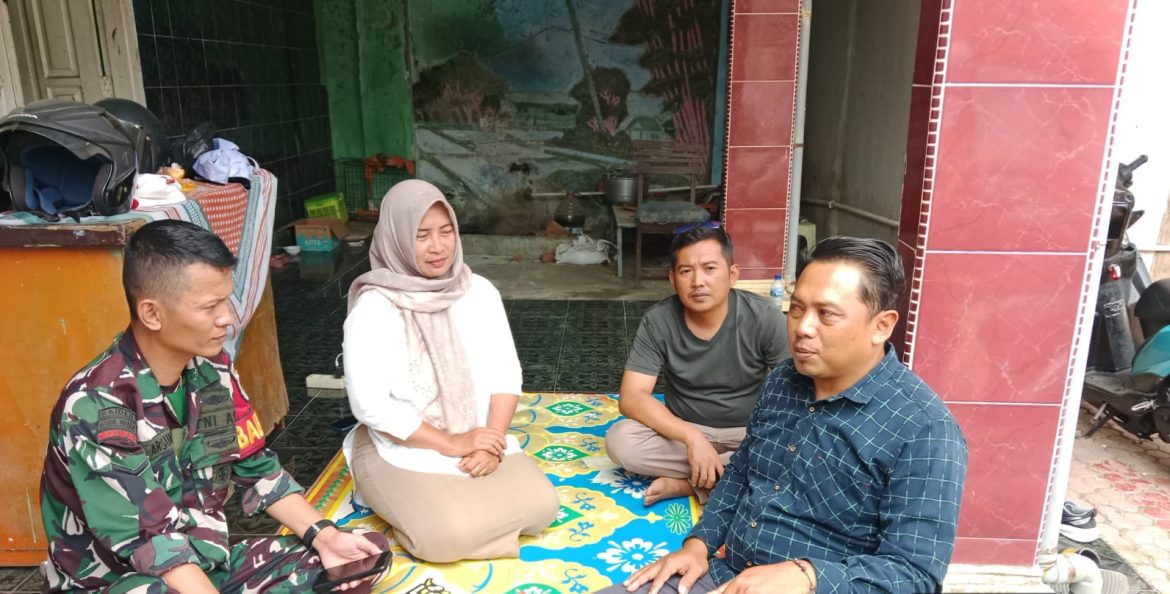 Babinsa Koramil 1608 Karangampel Indramayu Melakukan Komsos bersama masyarakat Kaplongan 