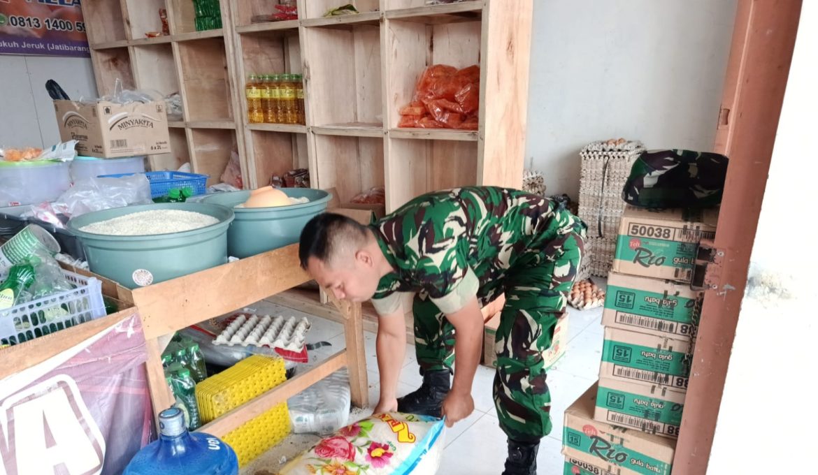Anggota Koramil 1608 Karangampel Indramayu Monitoring Harga Kebutuhan Pokok di Wilayah Binaan