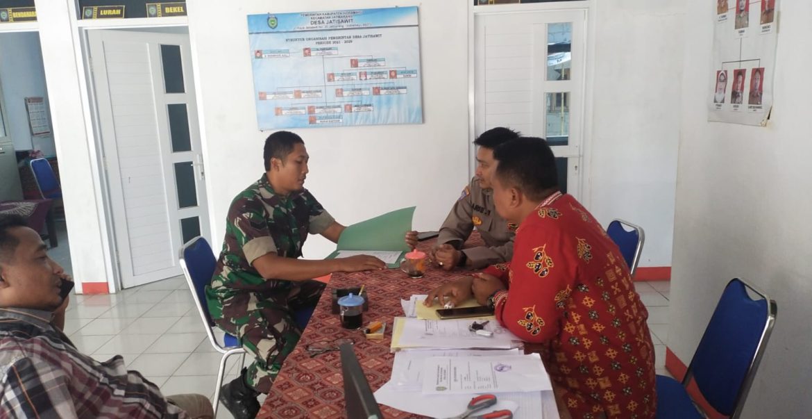 Anggota Koramil 1604 Jatibarang Indramayu Melakukan Komsos Bersama Pamong Desa dan Masyarakat Desa Jatisawit 