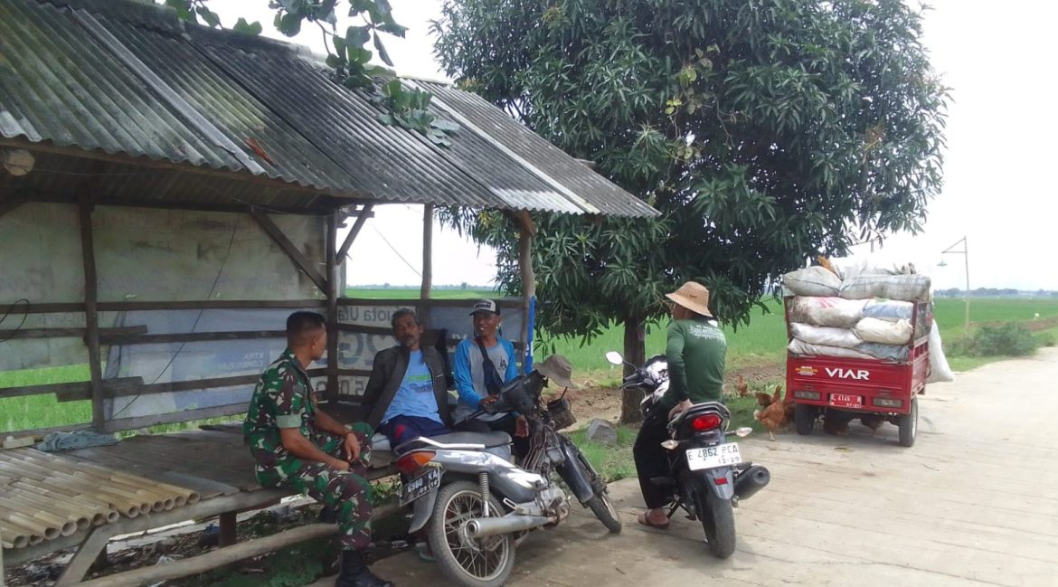 Babinsa Koramil 1605 Sukagumiwang Indramayu Melakukan Komsos Bersama Perangkat Desa Candang Pinggan