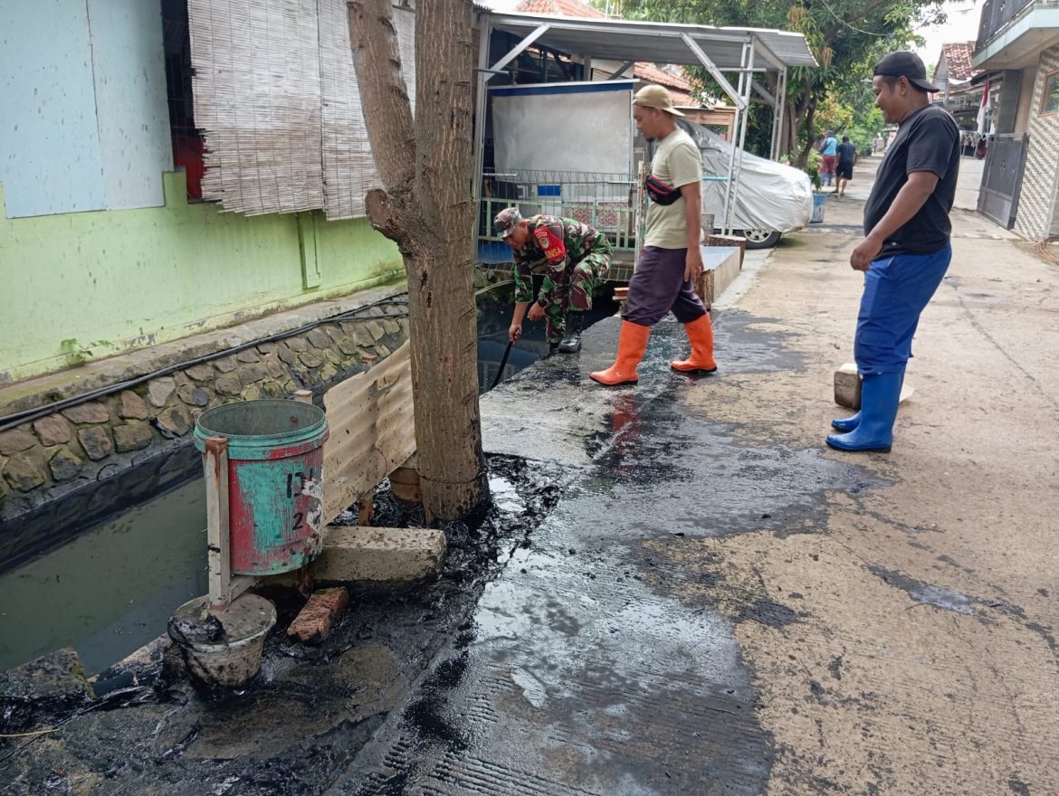 Aksi Nyata TNI,Koramil 1601 Indramayu Melakukan Bersih-Bersih Saluran Air