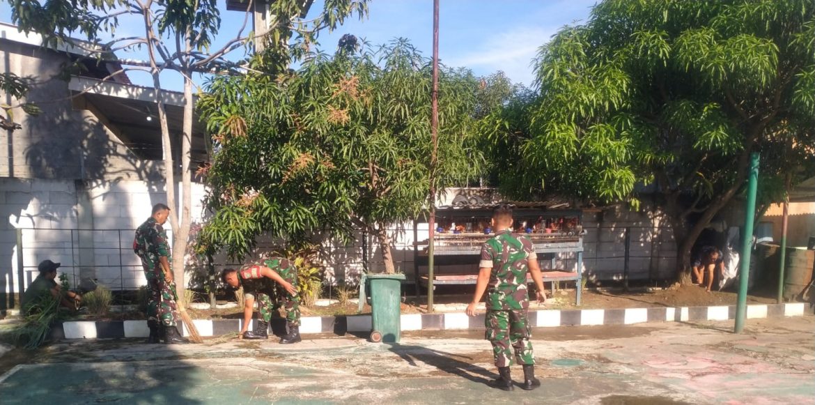 Babinsa Koramil 1608 Karangampel Indramayu Melakukan Kegiatan Pembersihan Pangkalan Makoramil 1608/Karangampel