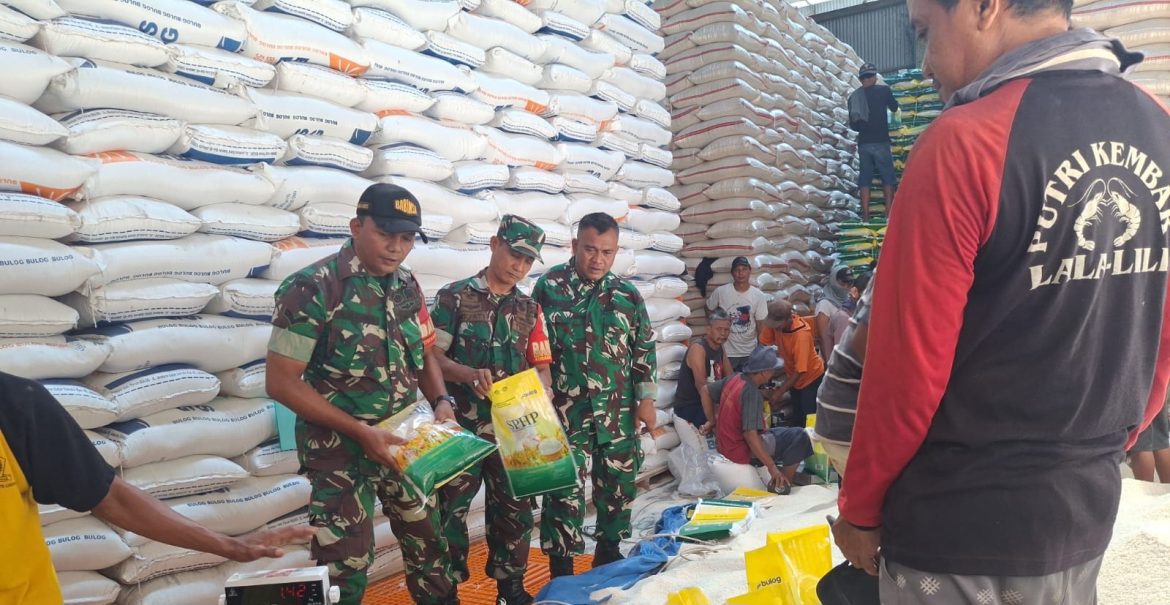 Babinsa Koramil 1608 Karangampel Indramayu Melakukan Pengambilan Beras SPHP Bulog 100 Sak/Karung di Gudang Bulog krangkeng