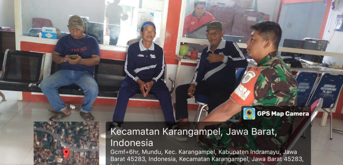 Babinsa Koramil 1608 Karangampel Indramayu Komsos Bersama Pamong desa Mundu ,membahas tentang kondusifitas wilayah