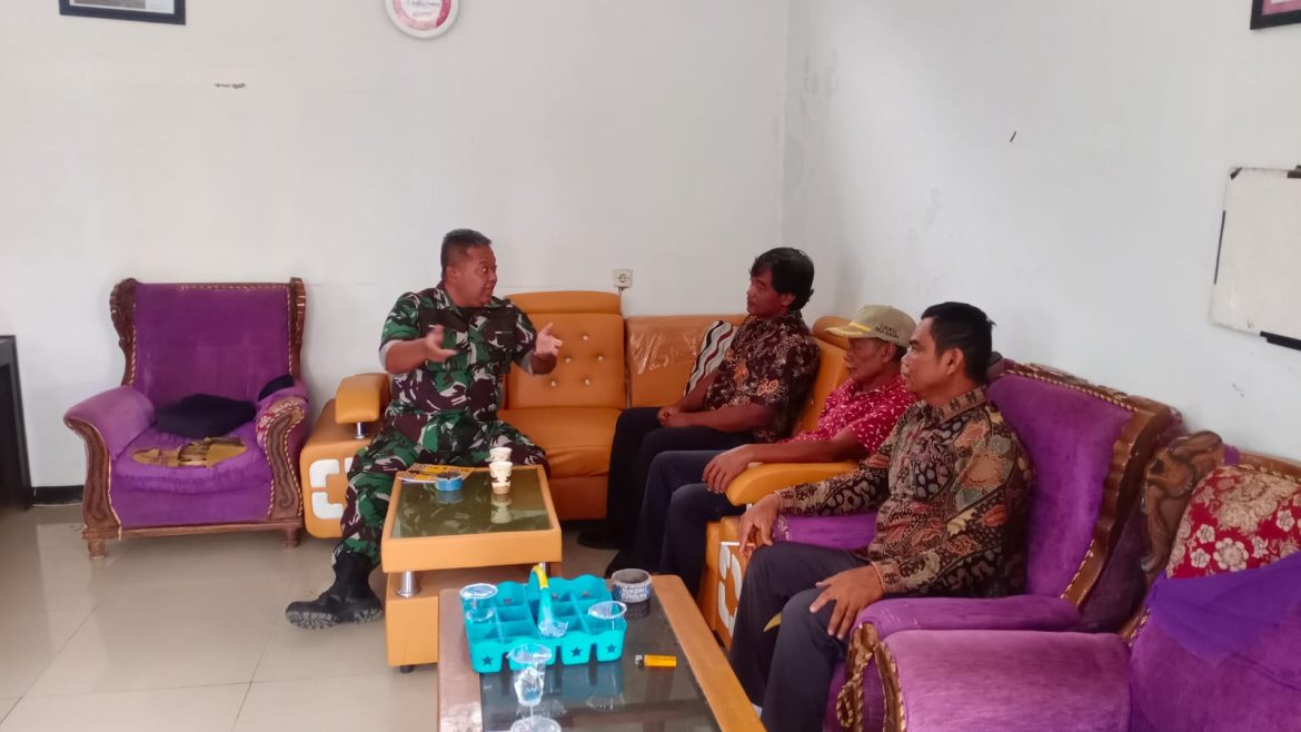 Babinsa Koramil 1605 Sukagumiwang Indramayu Melakukan Komsos Bersama Masyarakat Desa Bondan