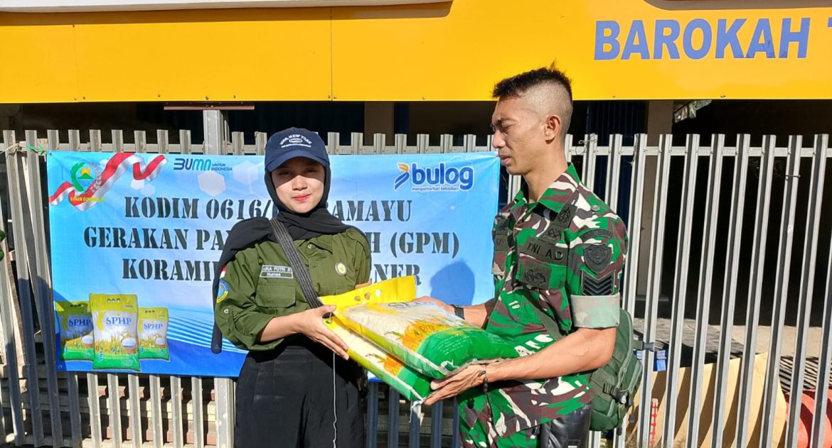Anggota Koramil 1603 Lohbener Indramayu Melaksanakan Penjualan Beras Medium Kemasan 5 Kg SPHP, Gerakan Pangan Murah