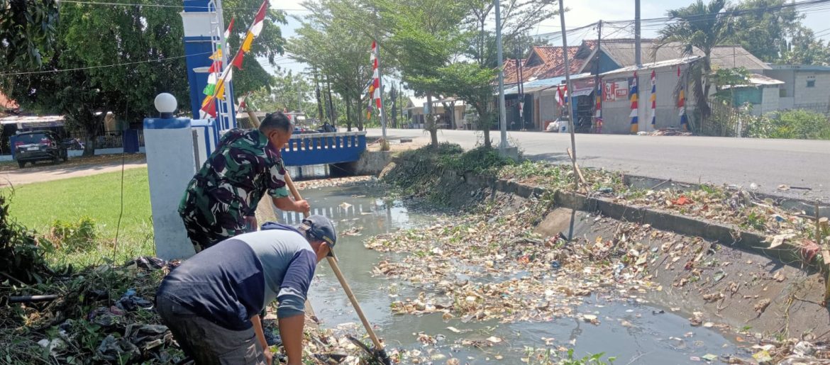 Anggota Koramil 1601 Indramayu Melakukan Kegiatan Karya Bhakti Gotong Royong Pembersihan Saluran Sungai Desa Sukareja