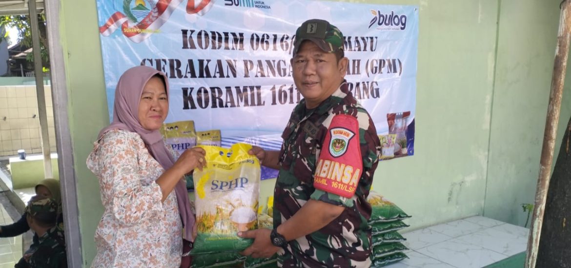 Babinsa Koramil 1611 Losarang Indramayu Melakukan Gerakan Pangan Murah (GPM) 