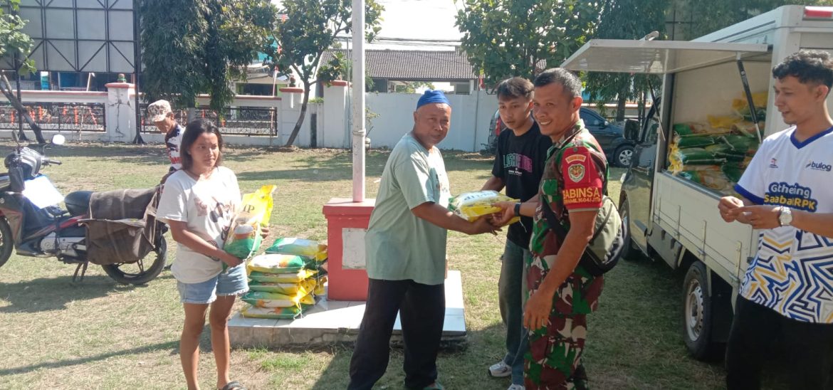 Babinsa Koramil 1604 Jatibarang Indramayu Melakukan Kegiatan Gerakan pangan murah (GMP)Desa Bulak 