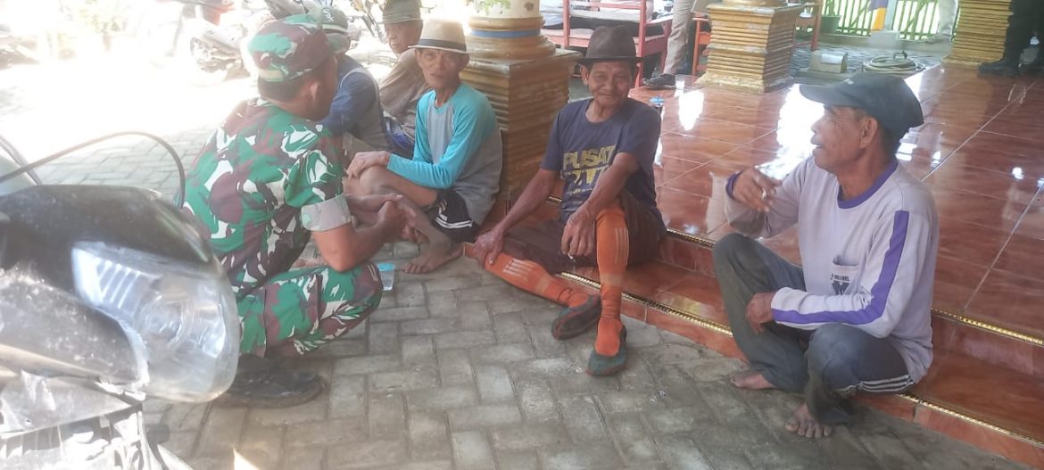 Anggota Koramil 1603 Lohbener Indramayu Melakukan Komsos Bersama Warga Masyarakat Desa Kiajaran Kulon Blok Rengas 
