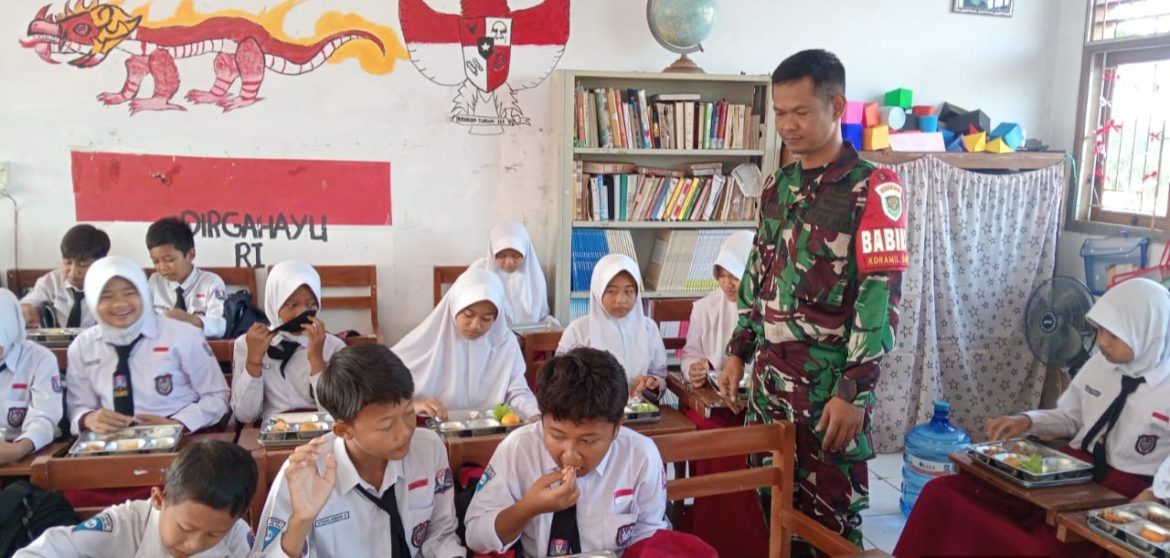 Anggota Koramil 1608 Karangampel Indramayu Monitoring Kegiatan Pelayanan SPPG dan Pendistribusian Makan Bergizi Gratis 